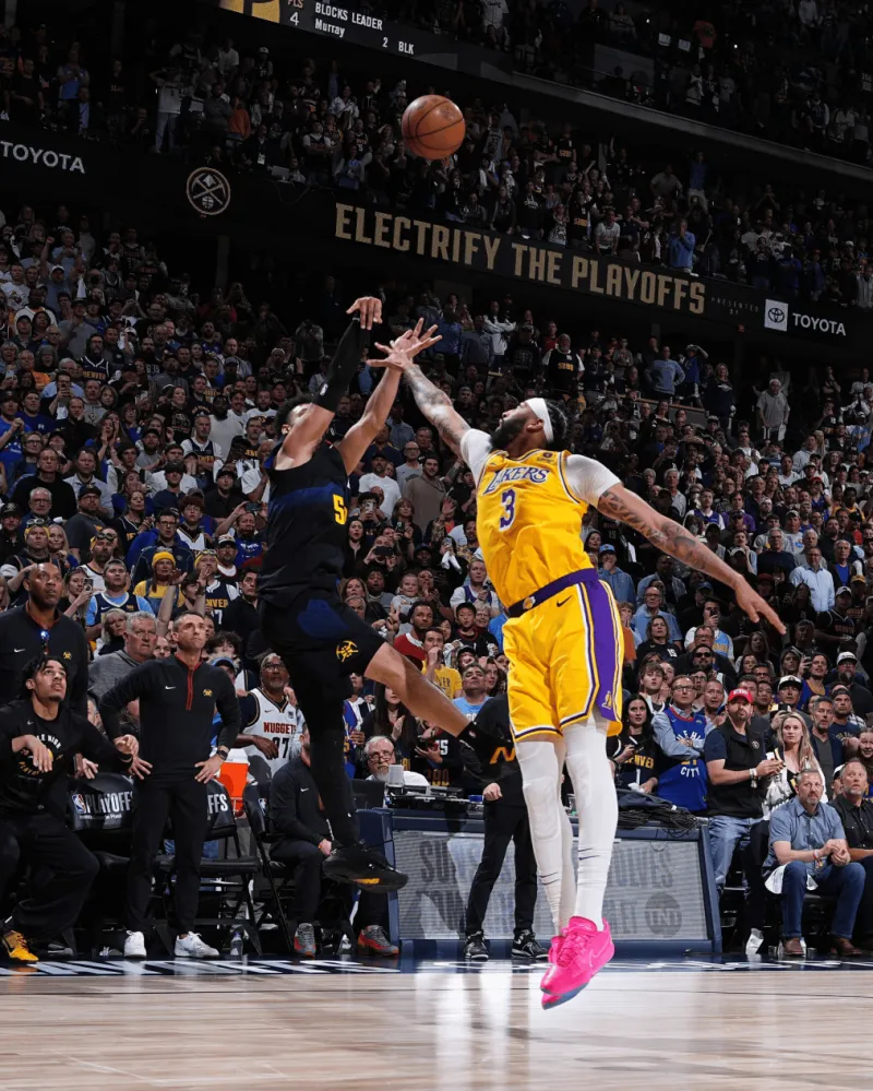 NBA官方晒出穆雷压哨时刻的图片：“让季后赛充满电 ”